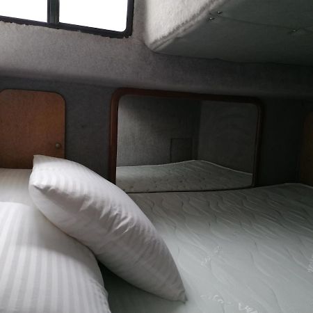 Sejour Insolite Sur Un Yacht. Bateau Hotel A Quai. La Rochelle  Luaran gambar